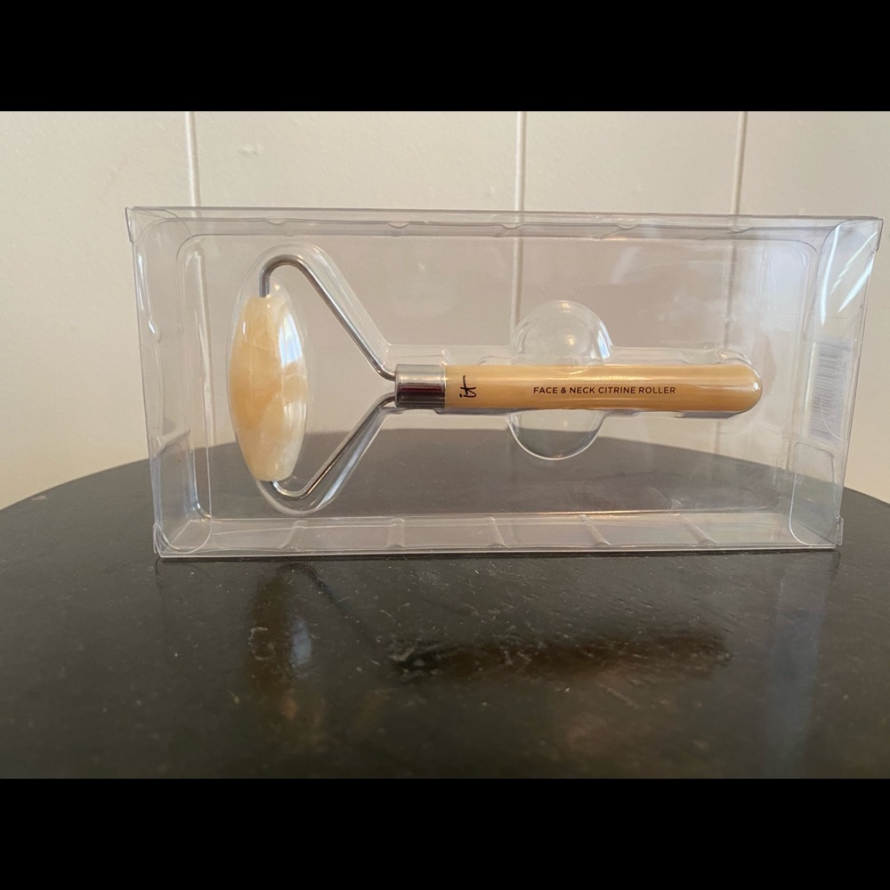NIB IT cosmetics face/neck roller